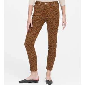 Banana Republic mid-rise skinny Jean in caramel leopard print, size 28